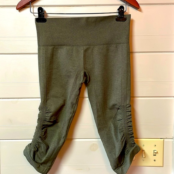 Lululemon Crop Seamless Leggings Green Size 6. - Picture 3 of 10